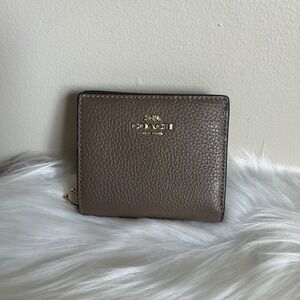 Coach C2826 Snap Wallet Dark Stone Pebbled Leather Bifold Gold Hardware NEW
